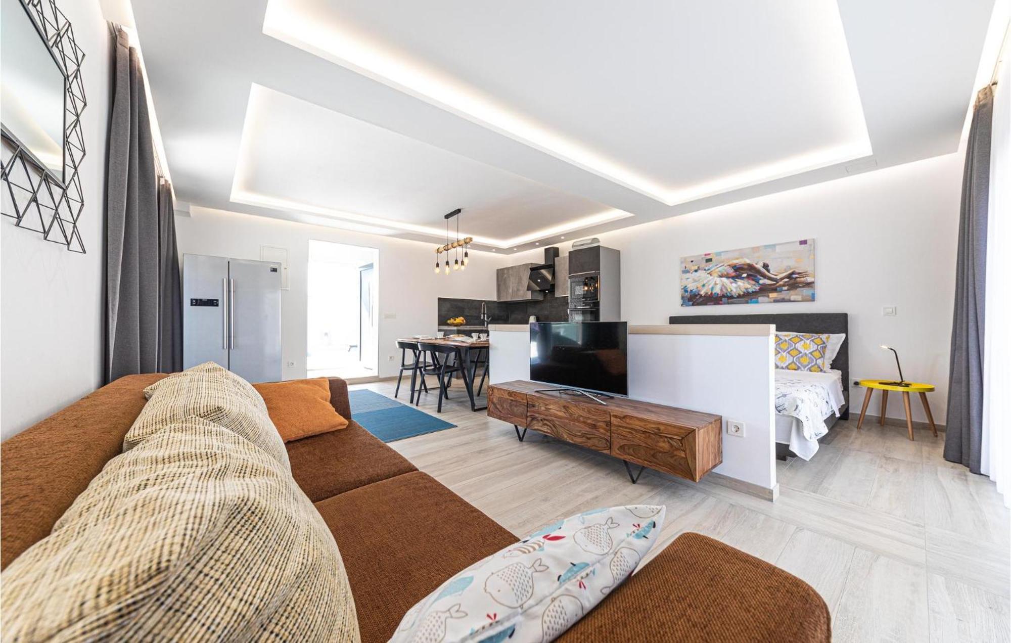 5 Bedroom Cozy Home In Okrug Donji Donji Okrug  المظهر الخارجي الصورة