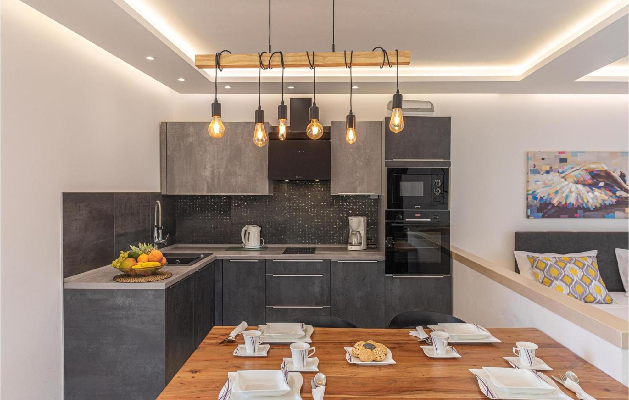 5 Bedroom Cozy Home In Okrug Donji Donji Okrug  المظهر الخارجي الصورة