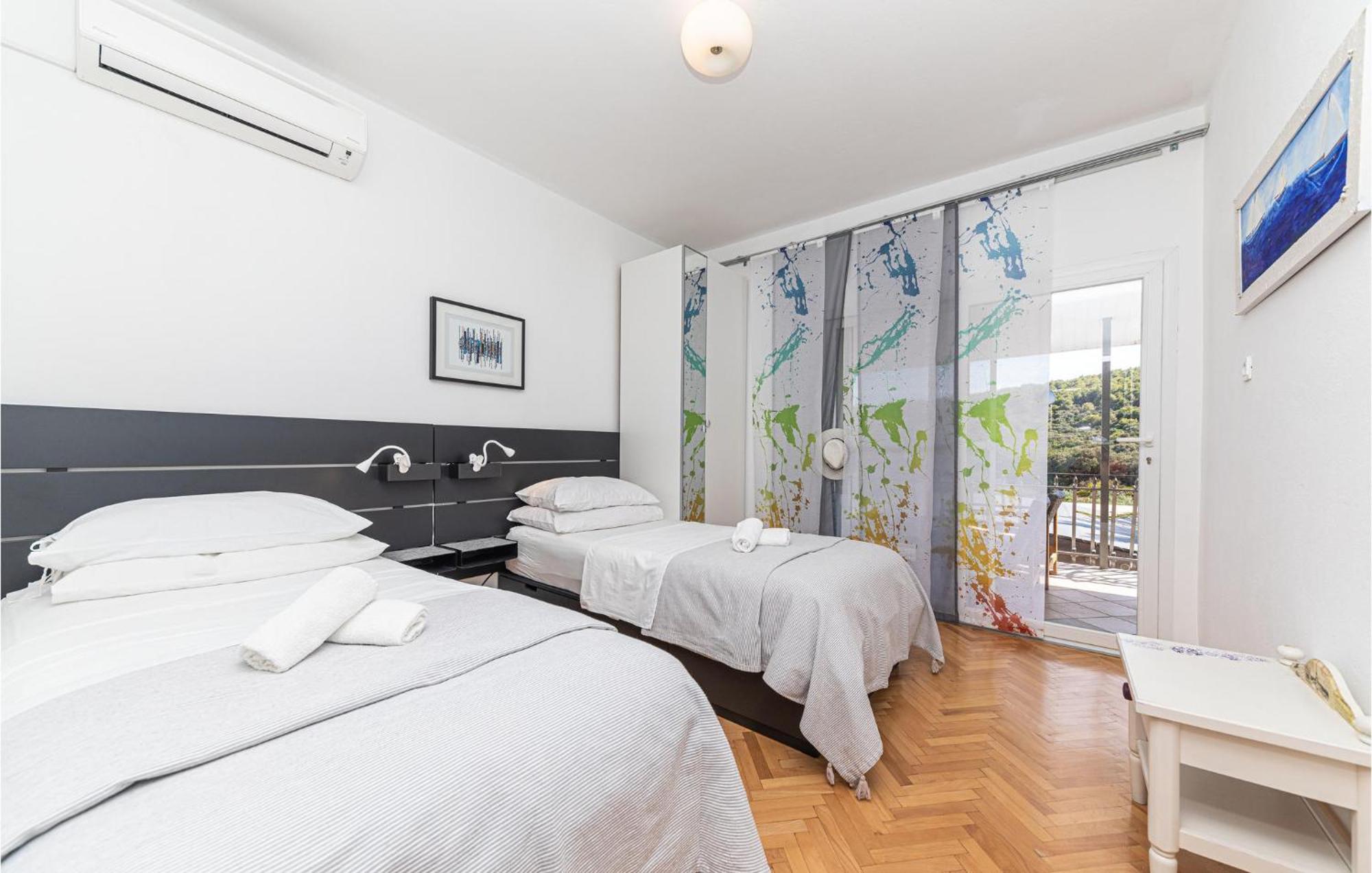 5 Bedroom Cozy Home In Okrug Donji Donji Okrug  المظهر الخارجي الصورة