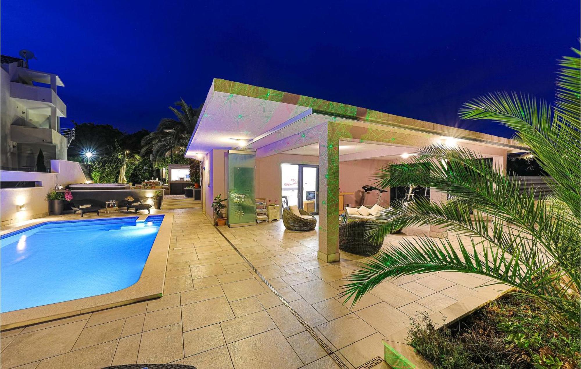 5 Bedroom Cozy Home In Okrug Donji Donji Okrug  المظهر الخارجي الصورة