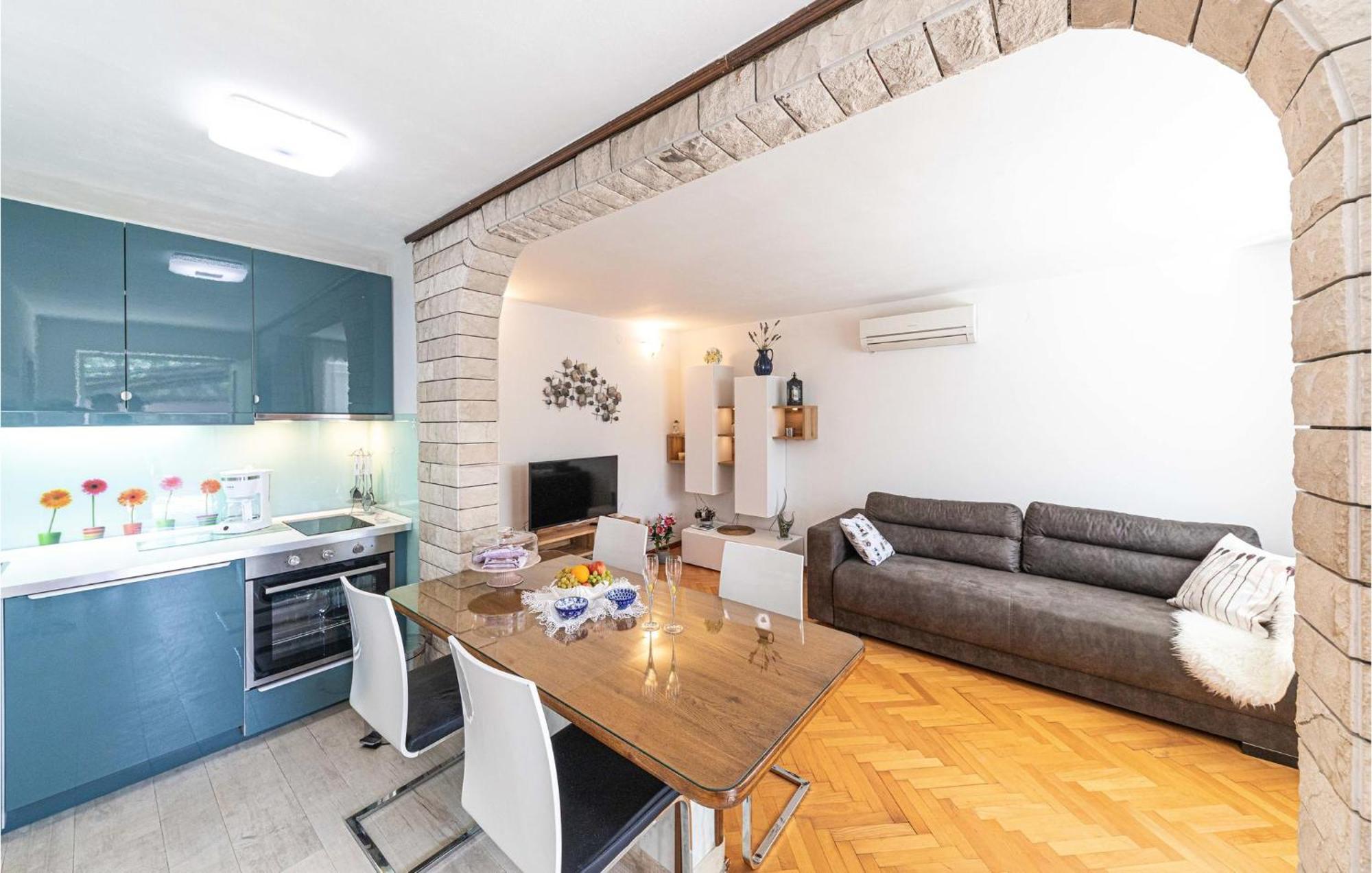 5 Bedroom Cozy Home In Okrug Donji Donji Okrug  المظهر الخارجي الصورة