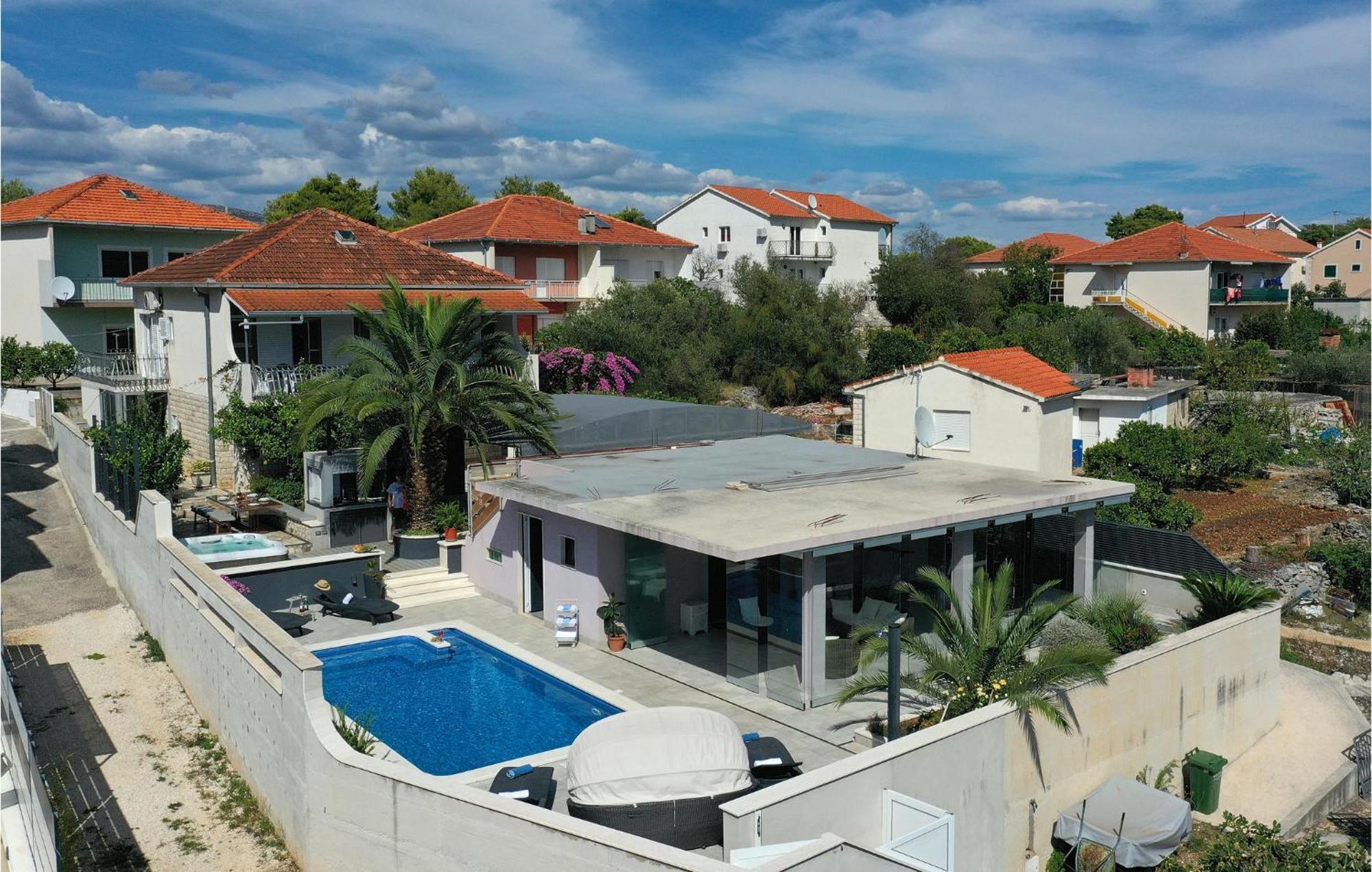5 Bedroom Cozy Home In Okrug Donji Donji Okrug  المظهر الخارجي الصورة